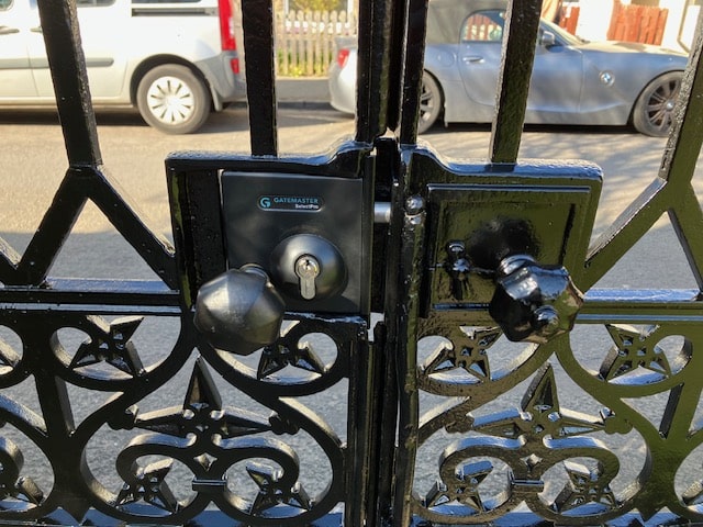 Cast iron gate restored