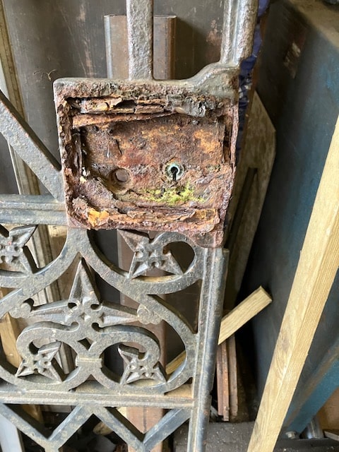 Cast iron gate restored
